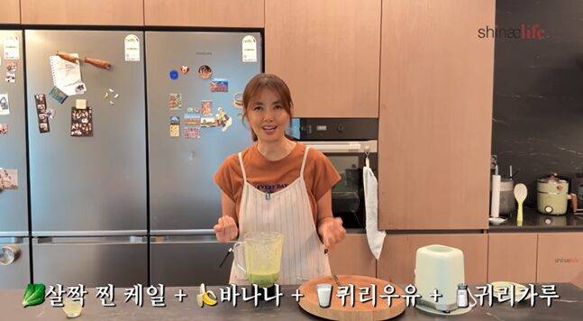 신애라는 '케일 바나나 귀리 주스'가 맛도 좋고 변비 예방에도 좋다고 말했다. [사진=유튜브 캡처]