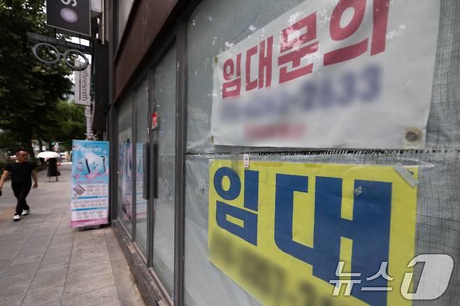 서울 시내의 한 점포에 임대 안내가 게시돼 있다. 2025.7.6/뉴스1 ⓒ News1 이승배 기자