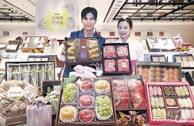 대구신세계백화점 직원들이 다양한 추석 선물세트를 소개하고 있다. (대구신세계백화점 제공. 재판매 및 DB 금지)