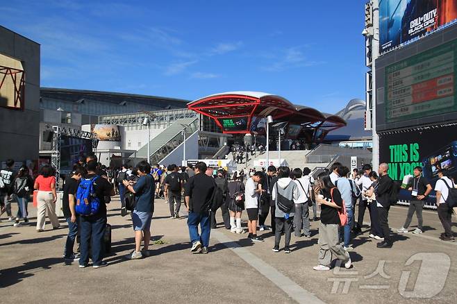 도쿄게임쇼(TGS)가 일본 지바현 마쿠하리 멧세에서 25일 개막했다. 게임업계 관계자들은 이날 오전부터 전시장을 찾아 게임을 둘러봤다.2025.9.25/뉴스1 ⓒ News1 김민재 기자