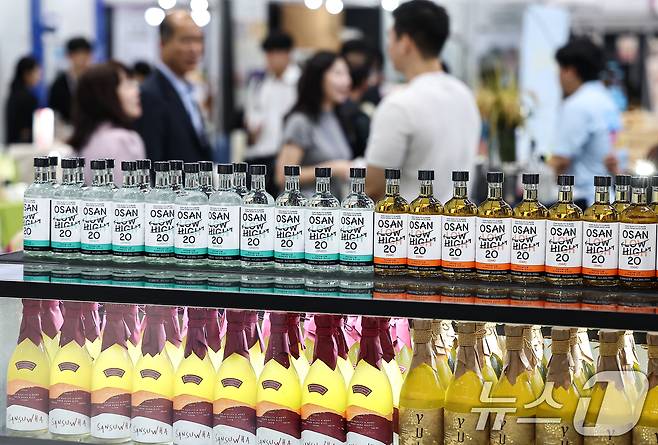 25일 서울 강서구 코엑스 마곡에서 열린 '서울국제주류&와인박람회'에서 관람객들이 술을 시음하고 있다. 2025.9.25/뉴스1 ⓒ News1 김도우 기자