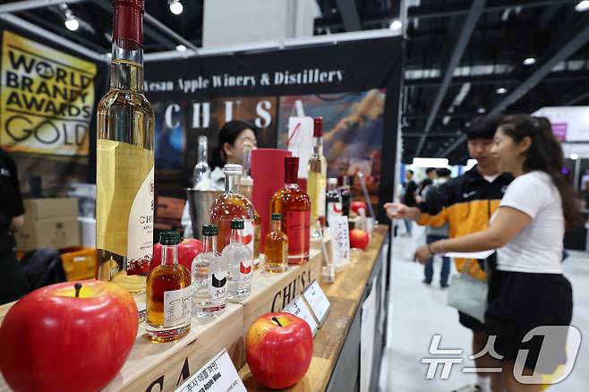 25일 서울 강서구 코엑스 마곡에서 열린 '서울국제주류&와인박람회'에서 관람객들이 예산 사과로 만든 와인을 시음하고 있다. 2025.9.25/뉴스1 ⓒ News1 김도우 기자