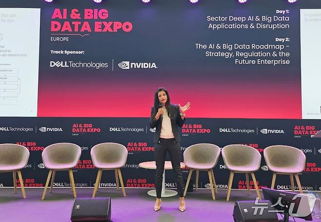 유럽 최대 규모의 기업 기술 컨퍼런스 'TechEx Europe 2025’가 24일(현지시간) 네덜란드 암스테르담 RAI 전시장에서 열린 가운데 파룰 미슈라 IBM 글로벌 부사장이 발표하고 있다. 2025.9.25/뉴스1