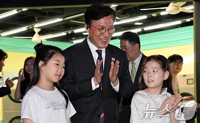 김민석 국무총리가 25일 오후 서울 중구 한국관광공사 하이커그라운드를 방문해 K팝 댄스 공연을 관람하는 어린이들과 대화를 하고 있다. 2025.9.25/뉴스1 ⓒ News1 청사사진기자단