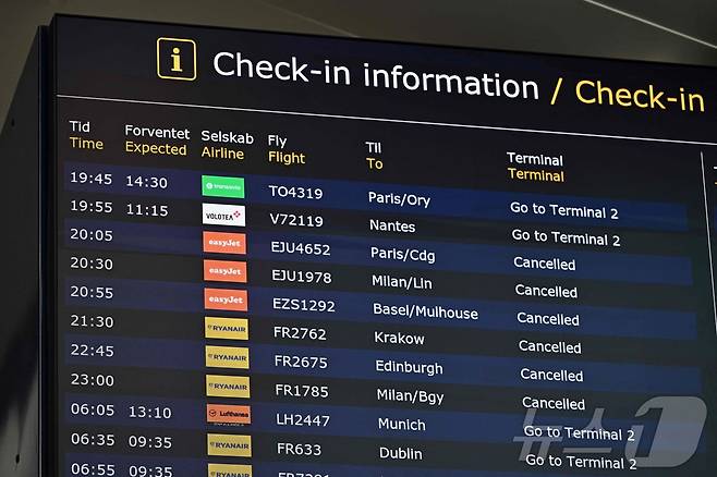 덴마크 코펜하겐공항에 드론 출몰로 인한 항공편 취소 안내가 떠 있다. 2025.09.23 ⓒ AFP=뉴스1 ⓒ News1 이지예 객원기자