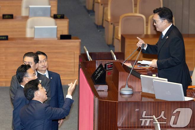 25일 서울 여의도 국회에서 열린 제429회국회(정기회) 9차 본회의에서 공익신고자 보호법 일부개정법률안 신속처리안건(패스트트랙) 지정동의의 건 등에 대한 무기명 투표 후 투표수가 의원 명패 수보다 1개 많자 송언석 국민의힘 원내대표가 우원식 국회의장에게 항의하고 있다. 2025.9.25/뉴스1 ⓒ News1 이승배 기자