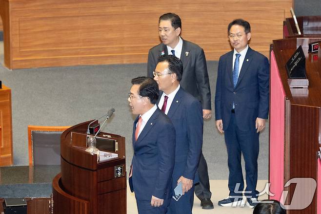 25일 서울 여의도 국회에서 열린 제429회국회(정기회) 9차 본회의에서 공익신고자 보호법 일부개정법률안에 대한 신속처리안건(패스트트랙) 지정동의의 건 등에 대한 무기명 투표 후 투표수가 의원 명패 수보다 1개 많자 송언석 국민의힘 원내대표가 우원식 국회의장에게 항의한 뒤, 민주당 의원들에게도 소리치고 있다. 2025.9.25/뉴스1 ⓒ News1 이승배 기자