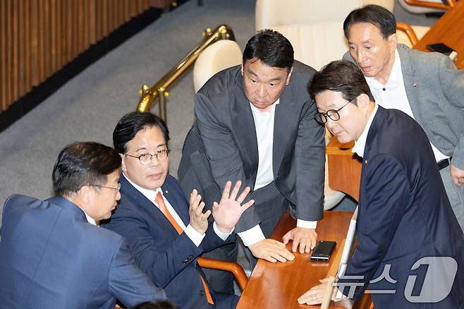 송언석 국민의힘 원내대표가 25일 서울 여의도 국회에서 열린 제429회국회(정기회) 9차 본회의에서 원내지도부들과 대화하고 있다. 2025.9.25/뉴스1 ⓒ News1 이승배 기자
