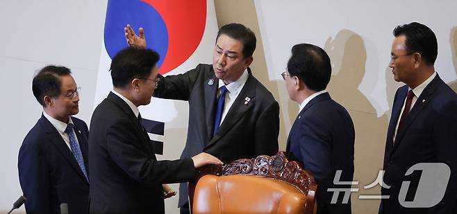 우원식 국회의장이 25일 서울 여의도 국회에서 열린 제429회 국회(정기회) 제9차 본회의에서 민주유공자 예우에 관한 법률안에 대한 신속처리안건 지정동의의 건이 명패수보다 투표수가 많은 상황이 발생하자 김병기 더불어민주당 원내대표와 송언석 국민의힘 원내대표를 불러 대화하고 있다. 2025.9.25/뉴스1 ⓒ News1 신웅수 기자