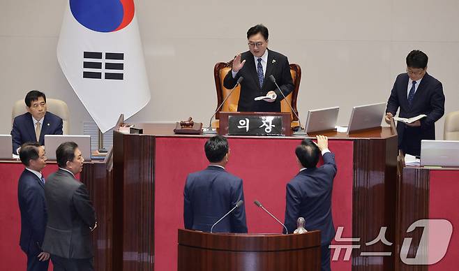 송언석 국민의힘 원내대표가 25일 서울 여의도 국회에서 열린 제429회 국회(정기회) 제9차 본회의에서 민주유공자 예우에 관한 법률안에 대한 신속처리안건 지정동의의 건이 명패수보다 투표수가 많은 상황이 발생하자 우원식 의장에게 재투표를 요구하고 있다. ⓒ News1 신웅수 기자