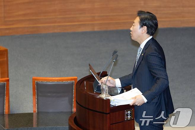 박수민 국민의힘 의원이 25일 서울 여의도 국회에서 열린 제429회국회(정기회) 9차 본회의에서 정부조직법 일부개정법률안에 대한 무제한 토론(필리버스터)을 하고 있다. 2025.9.25/뉴스1 ⓒ News1 이승배 기자