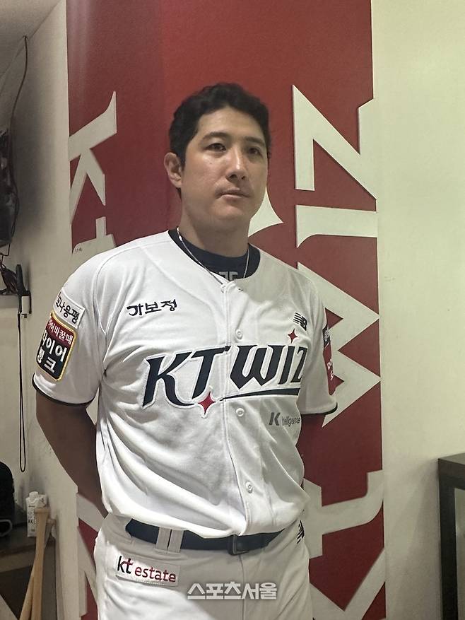 KT 황재균이 23일 수원케이티위즈파크에서 열린 2025 KBO리그 키움전에서 7-0으로 승리한 뒤 인터뷰에 응하고 있다. 수원 | 이소영 기자 sshong@sportsseoul.com