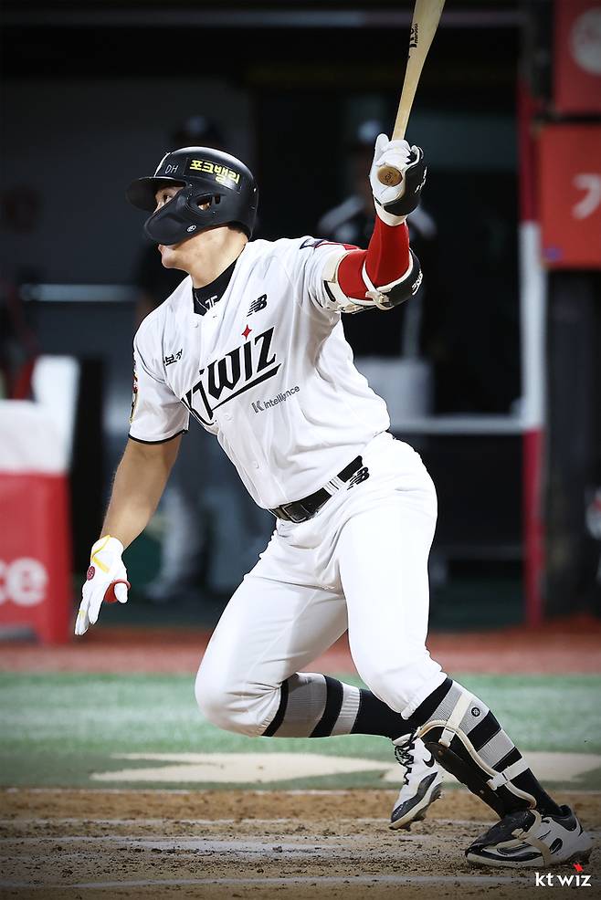 KT 황재균이 23일 수원케이티위즈파크에서 열린 2025 KBO리그 키움전에서 타격에 임하고 있다. 사진 | KT 위즈