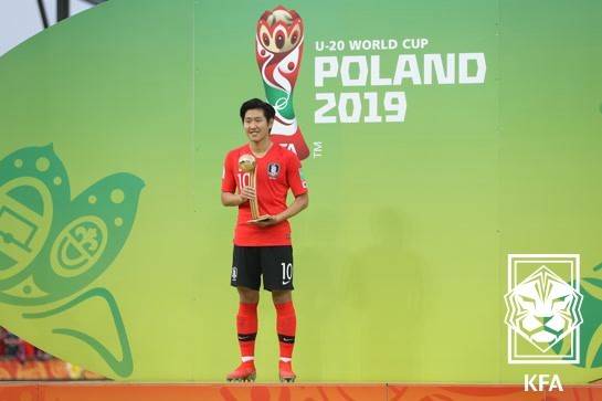 2019년 U-20 월드컵 당시 골든볼을 수상한 이강인. 사진 | 대한축구협회