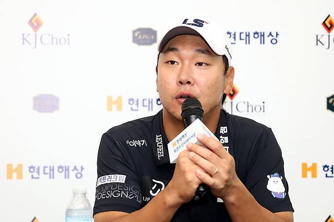 전가람이 25일 열린 KPGA 투어 현대해상 최경주 인비테이셔널 1라운드를 마친 후 인터뷰를 하고 있다. 사진 | KPGA