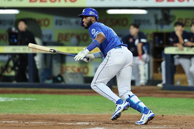 삼성 디아즈가 23일 대구삼성라이온즈파크에서 열리 2025 KBO리그 두산전에서 2루타를 때리고 있다. 사진 | 삼성 라이온즈