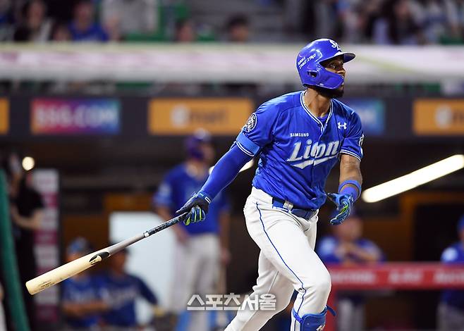 삼성 디아즈가 인천SSG랜더스필드에서 열린 2025 KBO리그 SSG와 경기에서 6회초 솔로포를 터뜨리고 있다. 문학 | 박진업 기자 upandup@sportsseoul.com