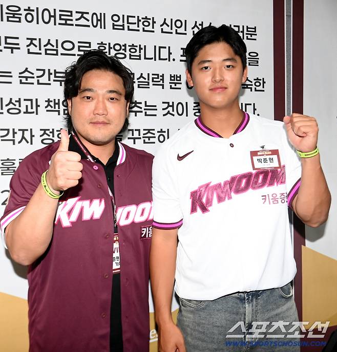 24일 고척스카이돔에서 열린 KIA와 키움의 경기, 경기 전 진행된 키움 히어로즈의 2026 신인선수 환영행사에서 1라운드 전체 1순위로 키움에 입단한 박준현이 아버지 박석민 전 코치에게 자신의 첫 친필 사인이 담긴 유니폼을 선물하며 포즈를 취하고 있다. 고척=허상욱 기자wook@sportschosun.com/2025.09.24/
