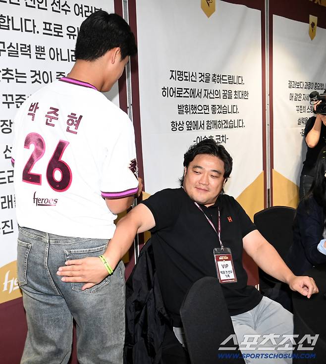 24일 고척스카이돔에서 열린 KIA와 키움의 경기, 경기 전 진행된 키움 히어로즈의 2026 신인선수 환영행사에서 1라운드 전체 1순위로 키움에 입단한 박준현이 아버지 박석민 전 코치와 다정한 모습을 연출하고 있다. 고척=허상욱 기자wook@sportschosun.com/2025.09.24/