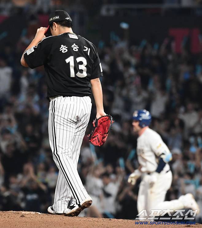 24일 창원 NC파크에서 열린 KBO리그 NC와 LG의 경기. 2회말 LG 송승기가 NC 데이비슨에게 솔로홈런을 허용하고 있다.