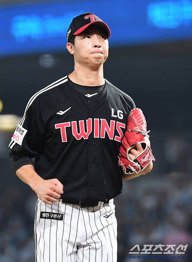 6회 교체되는 LG 이정용.