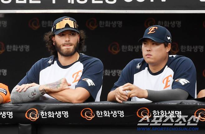 14일 대전 한화생명볼파크에서 열린 한화 이글스와 키움 히어로즈의 경기. 한화 폰세, 류현진이 문동주 피칭을 지켜보고 있다. 대전=박재만 기자 pjm@sportschosun.com/2025.09.14/