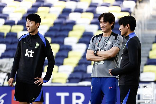 멕시코전 앞둔 축구 국가대표팀

    (서울=연합뉴스) 북중미의 강호 멕시코와 이달 두 번째 A매치를 앞둔 축구 국가대표팀의 홍명보 감독(가운데)과 손흥민(왼쪽), 정상빈이 9일(한국시간) 미국 테네시주 내슈빌의 지오디스파크에서 훈련을 하고 있다. 2025.9.9 [대한축구협회 제공. 재판매 및 DB금지]