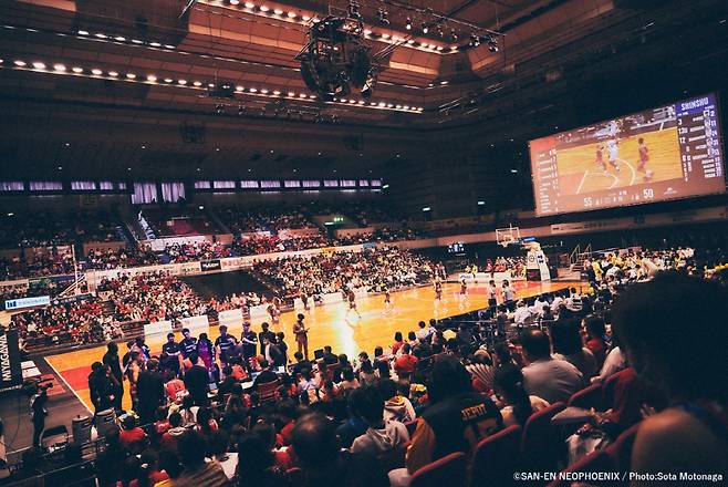 산엔 네오피닉스의 경기장. 경기장 외부에는 제휴를 맺은 각 도시의 특산물 판매 부스가 설치돼 있다. 사진출처=산엔 네오피닉스 공식 홈페이지