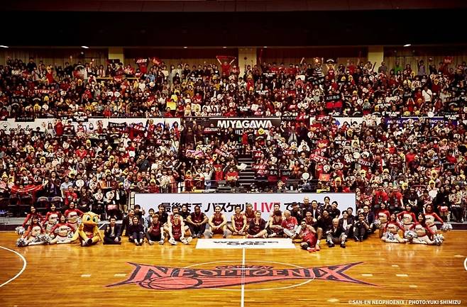 철저한 지역 상생은 달콤한 결과물을 만들어내고 있다. 산엔 네오피닉스 마지감 홈 경기가 끝난 뒤 선수단과 구단 스태프. 농구 팬이 함께 한 장면. 사진제공=산엔 네오피닉스 공식 홈페이지