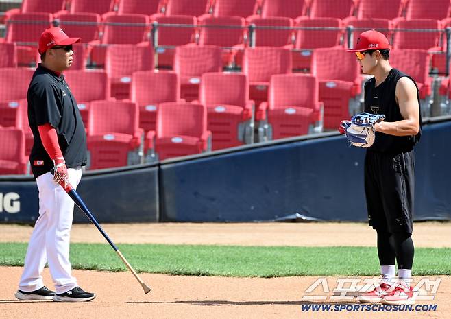 5일 광주KIA챔피언스필드에서 열린 KT와 KIA의 경기, KIA 이범호 감독이 오선우의 수비훈련을 지도하고 있다. 광주=허상욱 기자wook@sportschosun.com/2025.09.05/