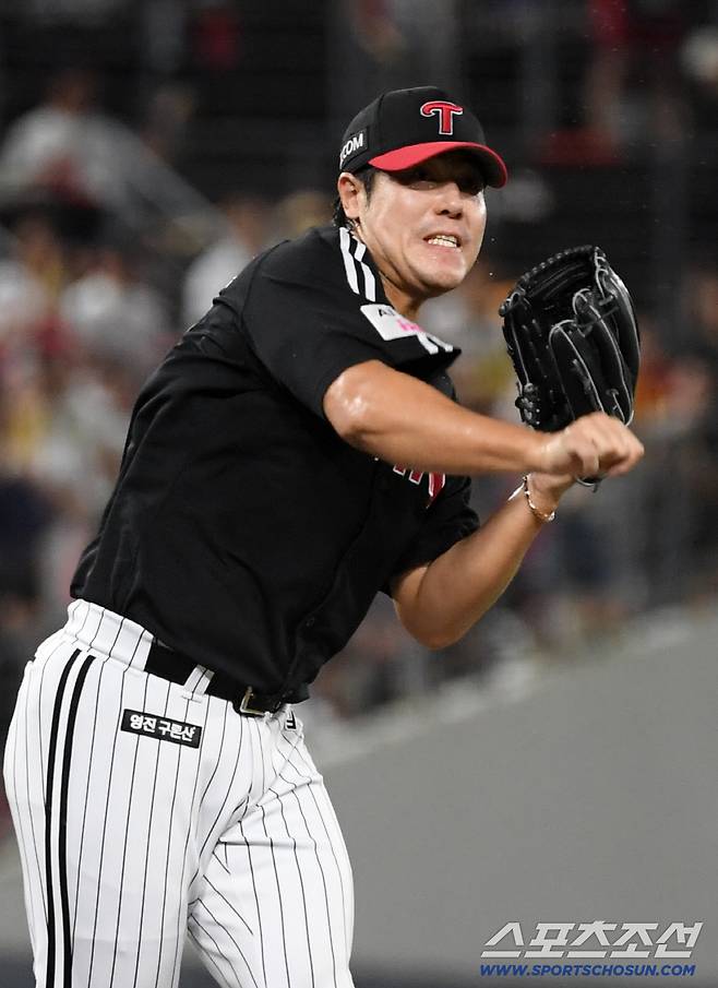 24일 광주 기아챔피언스필드에서 열린 KIA 타이거즈와 LG 트윈스의 경기. 7회말 1사 1루 LG 김진성이 KIA 박찬호를 견제하고 있다. 광주=박재만 기자 pjm@sportschosun.com/2025.08.24/