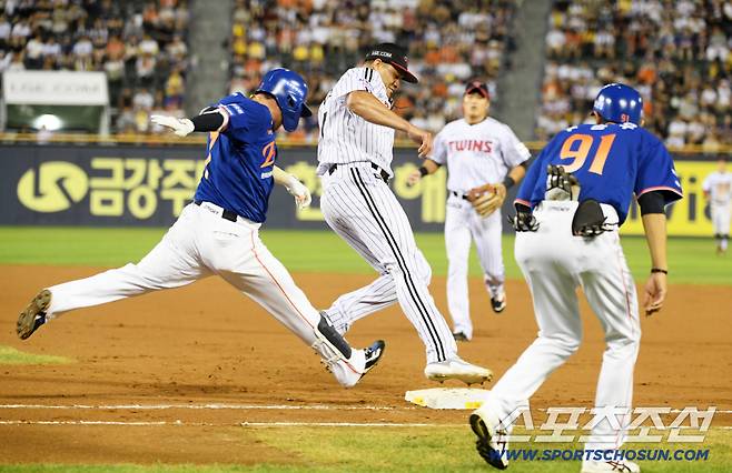 9일 잠실구장에서 열린 LG 트윈스와 한화 이글스의 경기. 7회초 2사 2루 LG 치리노스가 한화 이도윤의 내야 땅볼 때 1루 베이스를 찍고 있다. 잠실=박재만 기자 pjm@sportschosun.com/2025.08.09/