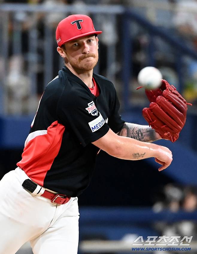 24일 고척스카이돔에서 열린 KIA와 키움의 경기, 6회말 2사 1루 키움 임지열 타석�� KIA 올러가 1루주자 박주홍을 향해 견제구를 던지고 있다. 고척=허상욱 기자wook@sportschosun.com/2025.09.24/