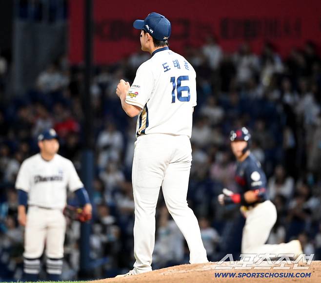 19일 창원NC파크에서 열린 롯데와 NC의 경기, 9회초 NC 도태훈이 롯데 한태양에 솔로홈런을 허용하며 아쉬워하고 있다. 창원=허상욱 기자wook@sportschosun.com/2025.09.19/