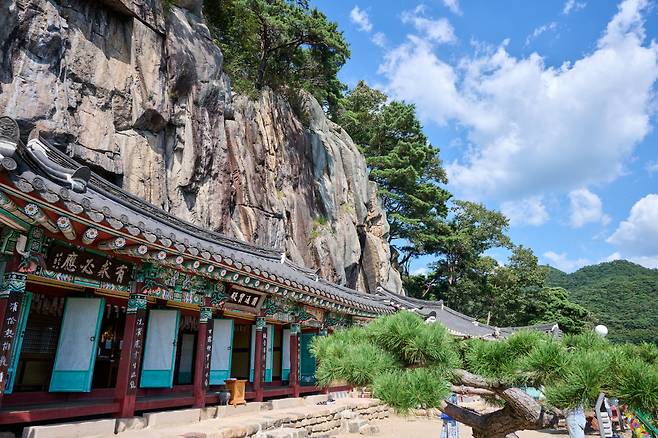 ◇제천의 정방사는 산 절벽에 있는 절이다. 입구에서부터 정방사 초입까지 시멘트로 포장되어 있어 승용차를 이용해 접근이 수월하다. 사진제공=지엔씨21