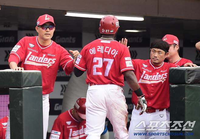 13일 부산 사직구장에서 열린 롯데와 SSG의 경기. 1회초 한유섬의 1타점 적시타 때 득점에 성공한 SSG 에레디아. 부산=송정헌 기자songs@sportschosun.com/2025.09.13/