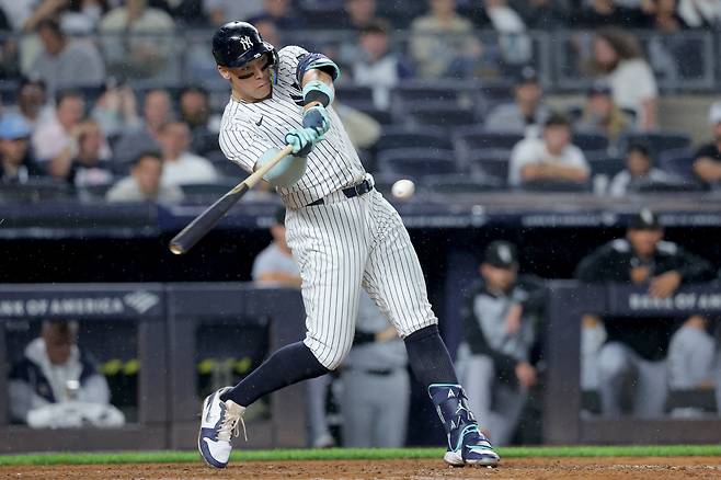 뉴욕 양키스 애런 저지가 25일(한국시각) 양키스타디움에서 열린 시카고 화이트삭스전에서 8회말 시즌 51호 홈런을 터뜨리고 있다. Imagn Images연합뉴스