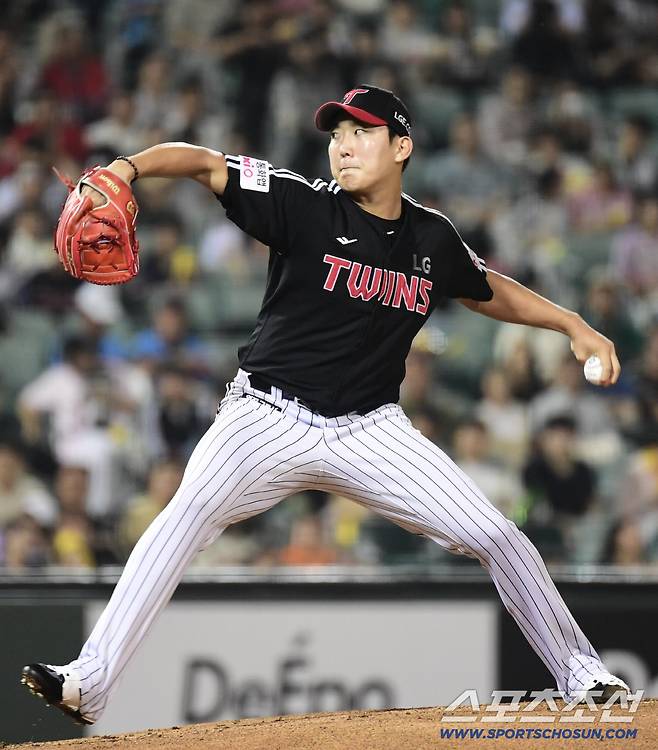 25일 울산 문수야구장에서 열린 KBO리그 롯데와 LG의 경기. 선발 투구하고 있는 LG 손주영. 울산=송정헌 기자songs@sportschosun.com/2025.09.25/