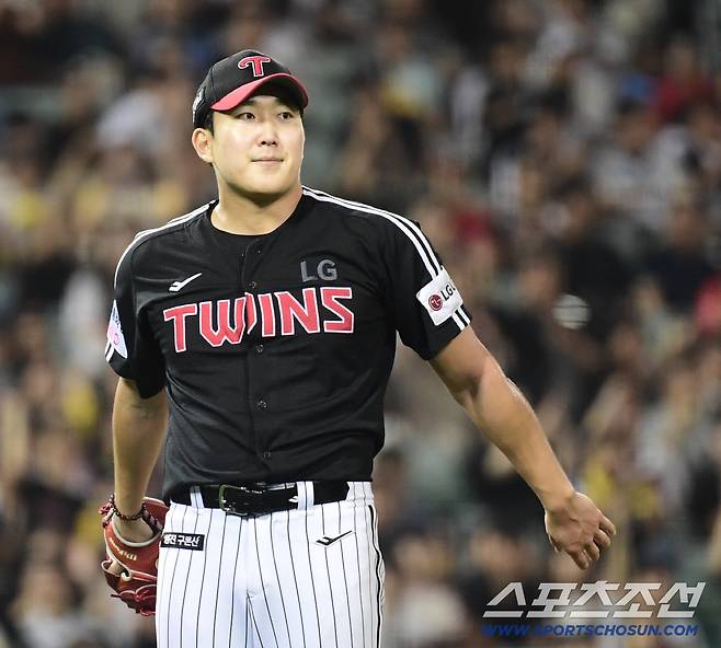 25일 울산 문수야구장에서 열린 KBO리그 롯데와 LG의 경기. 6회 투구를 마치고 동료들 바라보는 LG 손주영. 울산=송정헌 기자songs@sportschosun.com/2025.09.25/