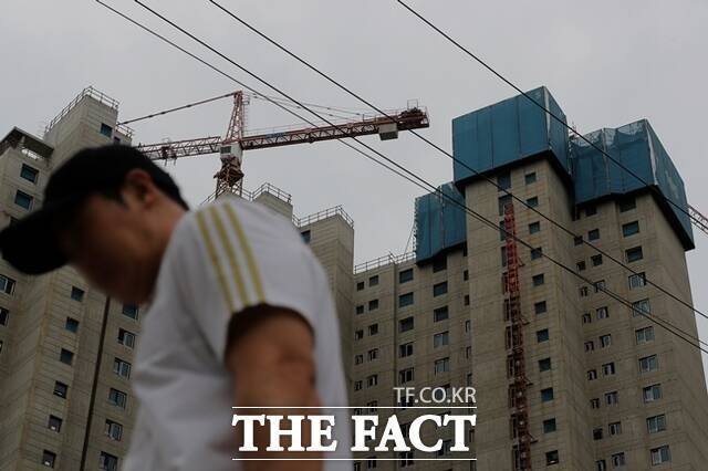 건설업계에서는 불법 하도급과 최저가 낙찰제가 안전사고를 유발하는 주요 원인이라고 말한다. /뉴시스