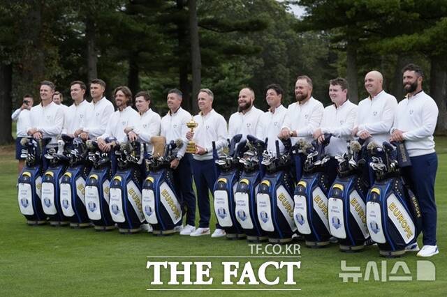 2025라이더컵에 출전하는 유럽팀 선수들이 루크 도널드 단장(가운데)을 중심으로 2023년 우승 트로피를 든 채 포즈를 취하고 있다. 파밍데일(뉴욕)/AP. 뉴시스
