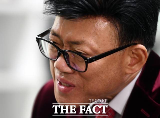 '행복 전도사'로 정평이 나 있는 방송인 엄영수가 최근 자신의 첫 저서 '연예비사, 남기고 싶은 이야기'를 발간한 엄영수가 오는 30일(화) 오후 서울 대방동 공군호텔 그랜드볼륨에서 북콘서트를 갖는다. /더팩트 DB