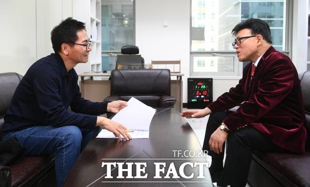 연예계 비하인드는 물론 유명 정치인들과 교류하며 경험한 비화들을진지하고 흥미진진하게 엮어낸 엄영수를 만나 이야기를 들어봤다. 사진은 한국코미디협회장 시절 엄영수 스페셜 인터뷰 모습. /더팩트 DB