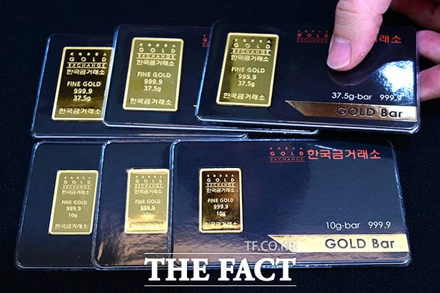 국내에선 은행 골드뱅킹 잔액이 1조2367억원으로 사상 최대를 찍었고 골드바 판매도 급증했다. 사진은 서울 종로구 한국금거래소에서 관계자가 골드바를 정돈하고 있다. /남윤호 기자