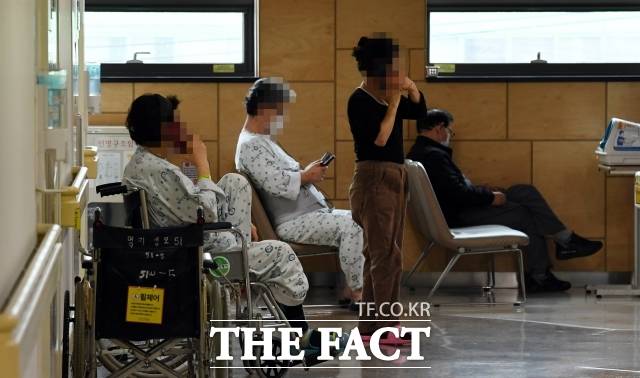 보건복지부는 국민·의료계 모두가 공감하는 의료개혁 추진을 위해 ‘국민 참여 의료혁신위원회’(의료혁신위)를 신설할 계획이라고 25일 밝혔다. 국민 중심 의료개혁 추진은 이재명 정부 국정과제다. 사진은 2024년 3월 11일 서울 영등포구의 한 종합병원 환자들. /임영무 기자