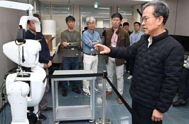 ETRI 방승찬 원장이 최근 소셜 휴머노이드 로봇 소노이드와 대화하는 모습.(사진=ETRI)