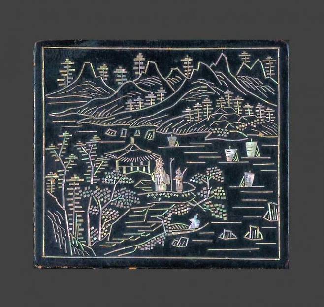 정면 왼쪽 부분의 산수 인물문