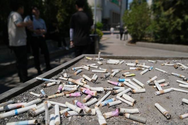 서울 시내에 한 흡연구역 모습. 연합뉴스