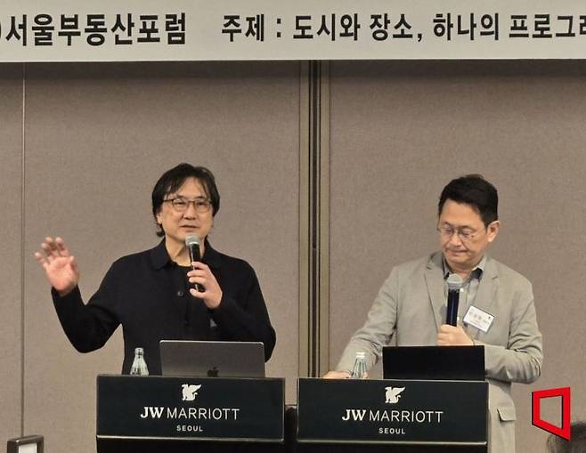 저디의 필 김 대표(왼쪽)와 한국사무소 안상현 대표가 25일 서울부동산포럼 조찬세미나에서 '도시와 장소, 하나의 프로그래밍 언어'를 주제로 발표하고 있다. 이날 발표는 김 대표가 영어로 발표하고 안 대표가 한국어로 동시통역하는 방식으로 진행됐다. 최서윤 기자