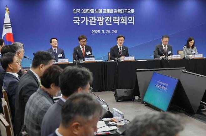 김민석 국무총리가 25일 서울 중구 한국관광공사 하이커그라운드에서 열린 제10차 국가관광전략회의에서 발언하고 있다.  [사진 제공= 연합뉴스]